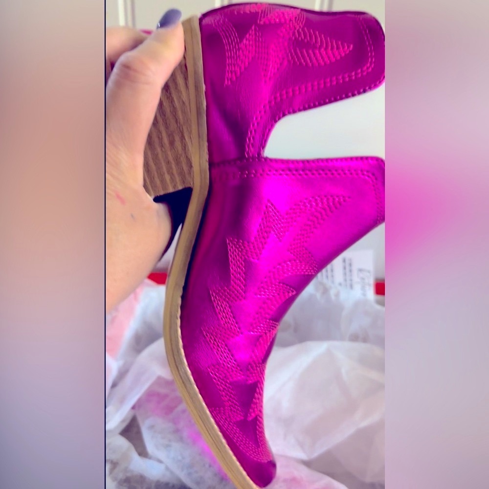 Adela Booty size 9